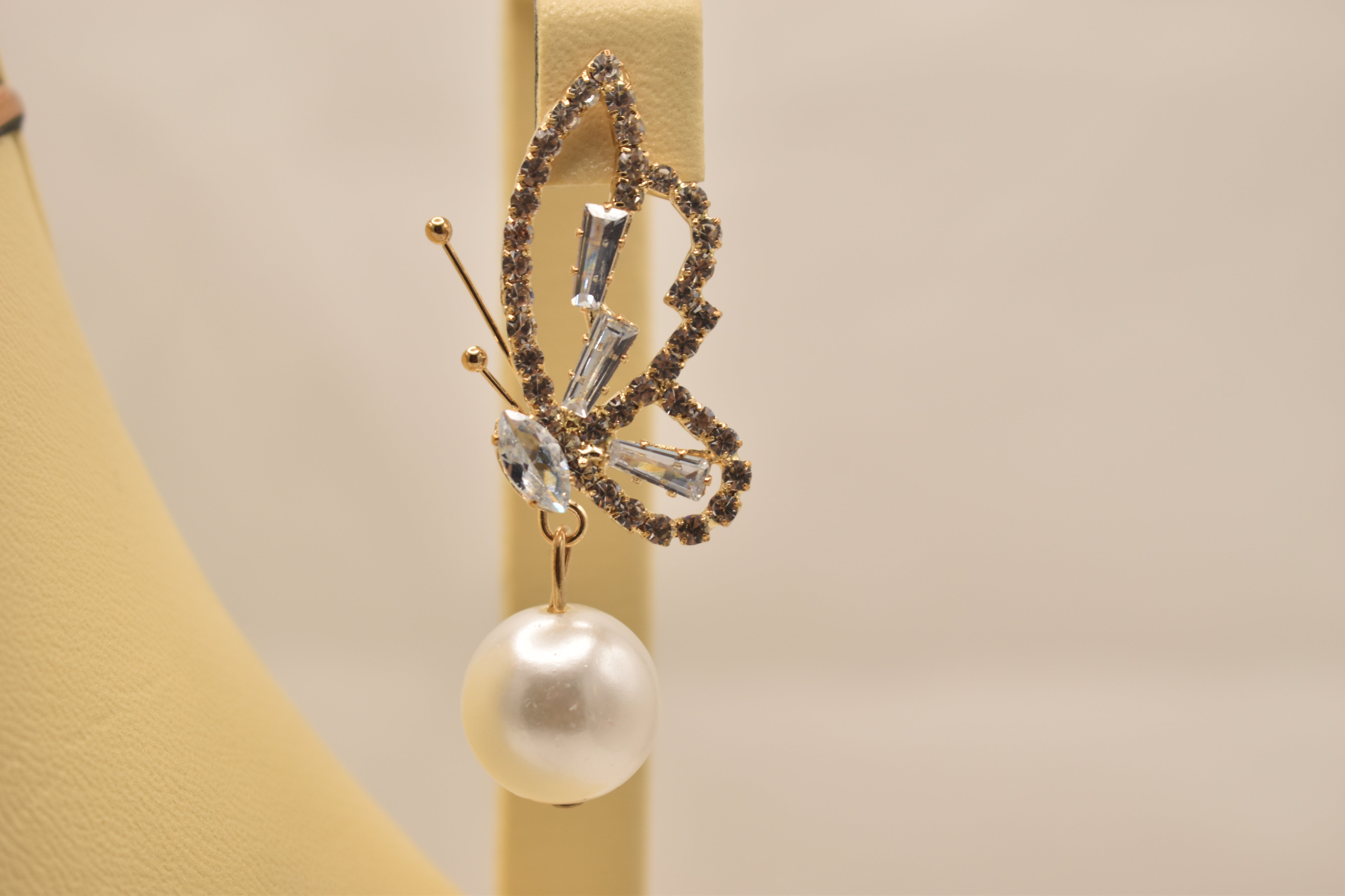 Elegant Butterfly Pearl Earrings – A Blend of Luxury and Charm