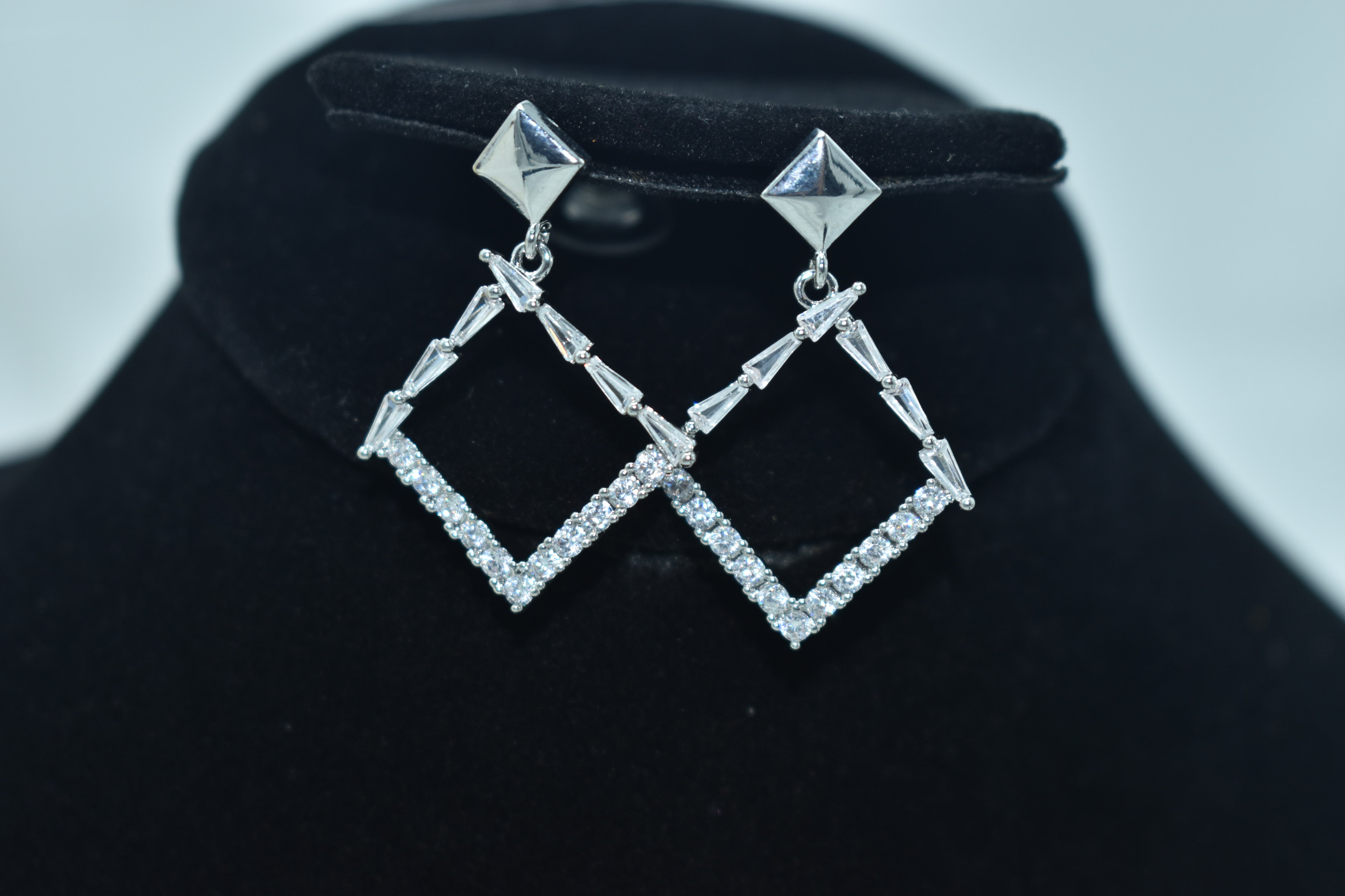 Elegant Silver Diamond Earrings with Sparkling Crystals