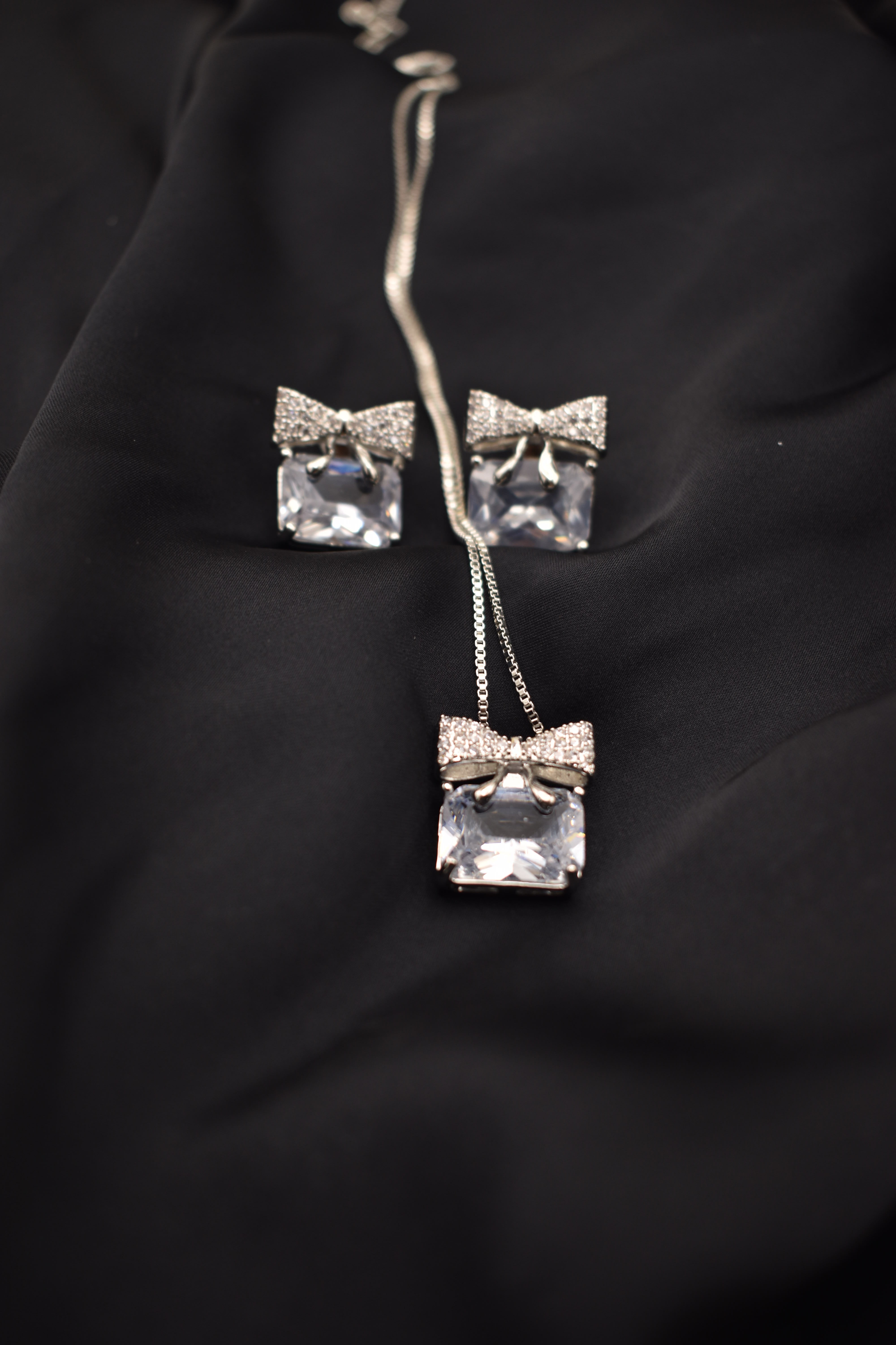 Elegant Silver Jewelry Set with Bow and Gemstone Accents