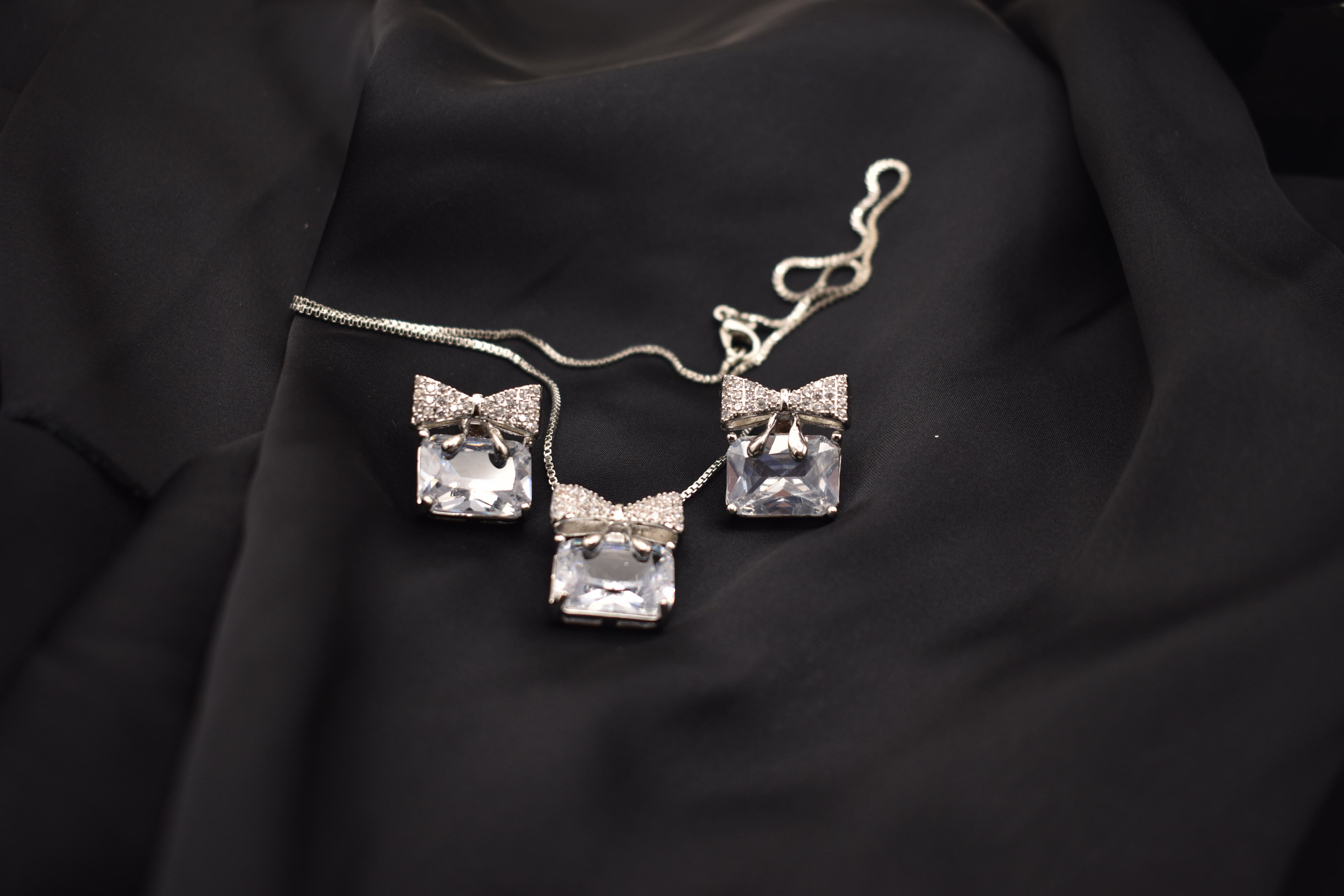 Elegant Silver Jewelry Set with Bow and Gemstone Accents