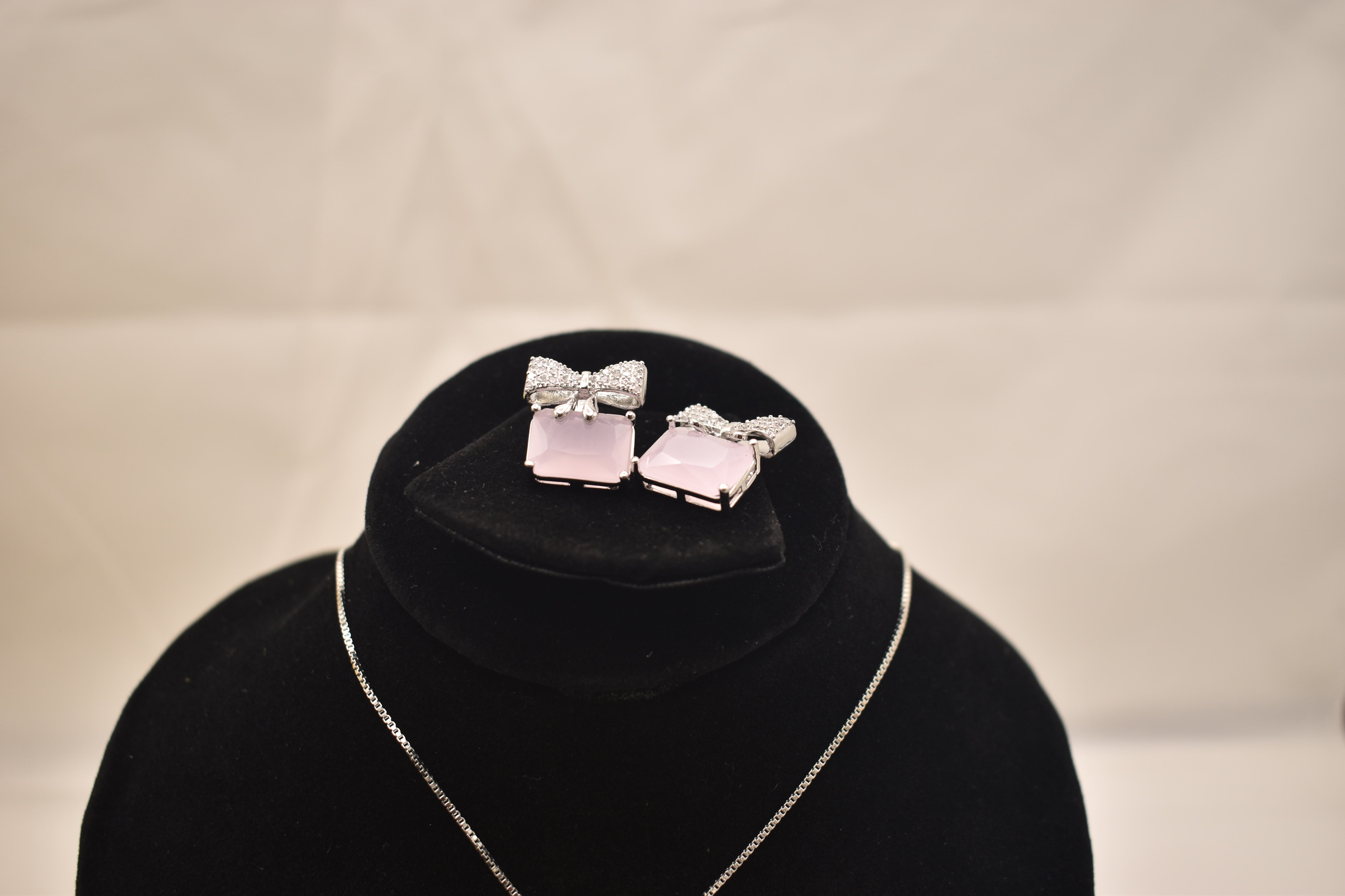 Elegant Silver Jewelry Set with Bow and Gemstone Accents