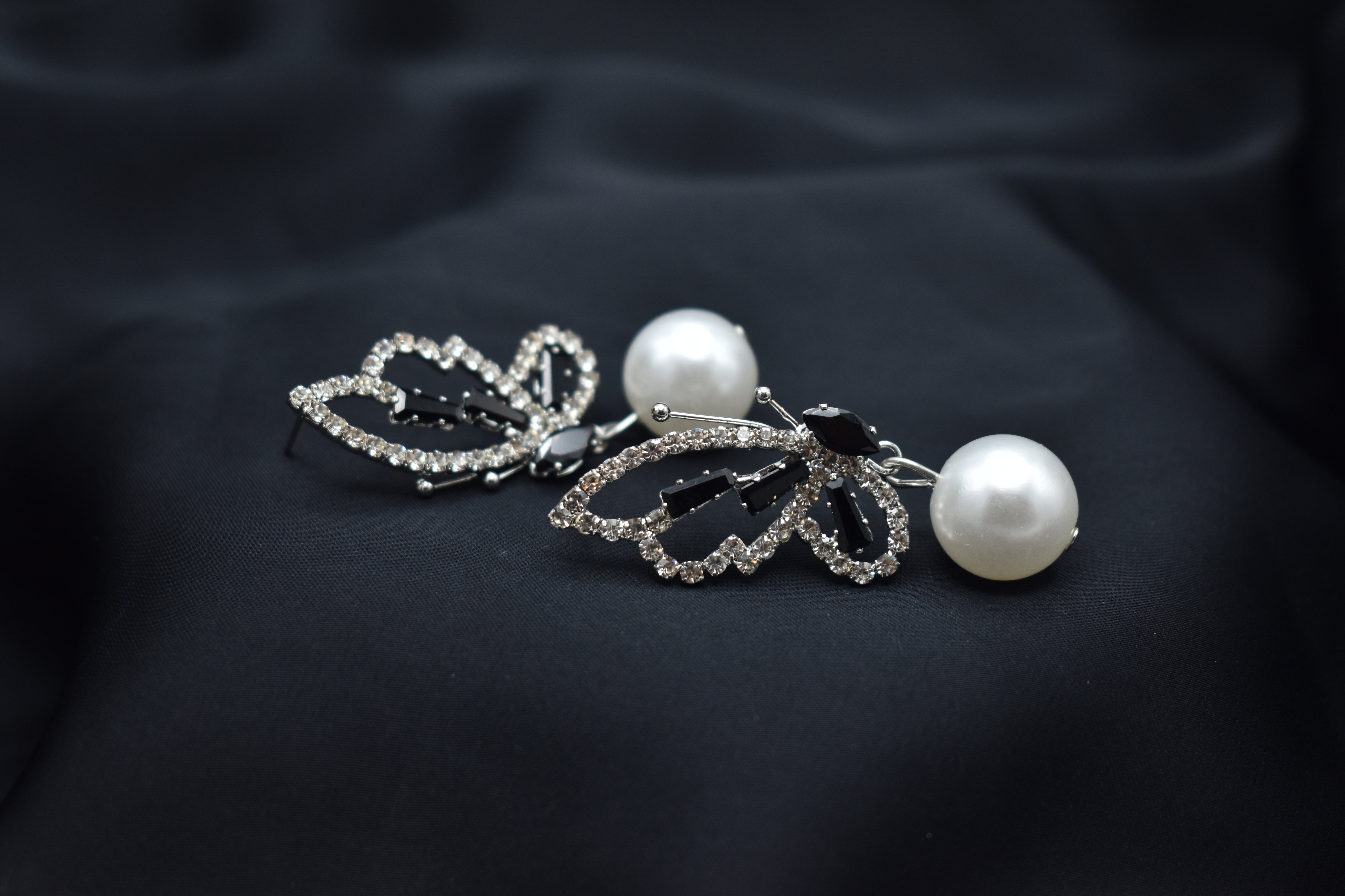 Elegant Butterfly Pearl Earrings – A Blend of Luxury and Charm